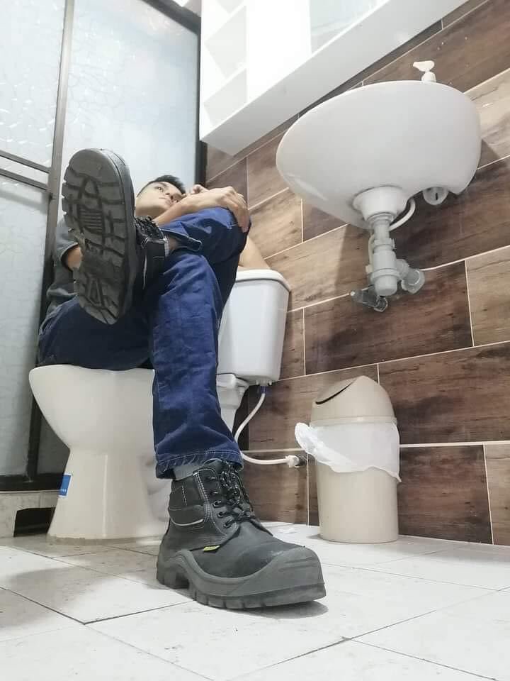 eu no banheiro do trabalho pensando se volto ao trabalho ou se continuo escondido