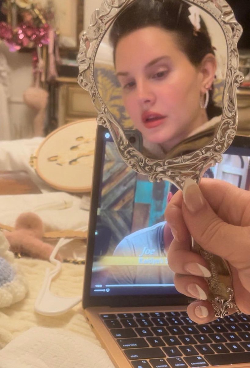 PopCrave's tweet photo. Lana Del Rey looks breathtaking in new photo. https://t.co/Q1qCCF4JBG