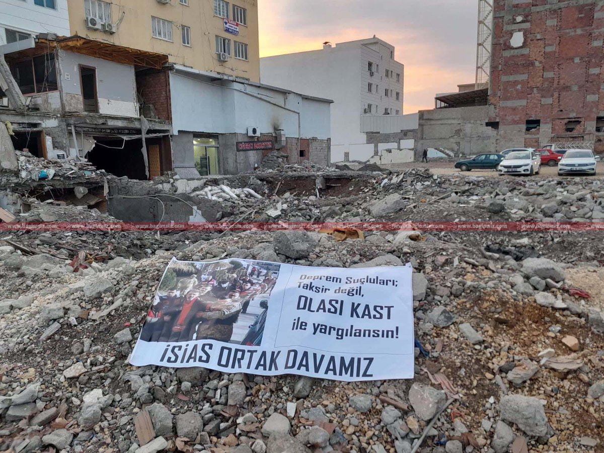 GulhanBaykan's tweet photo. Adıyaman ismini duymak dahi istemezken; uçağa binip, o enkaza ilk kez veya daha da kötüsü ikinci kez ayak basan ailelerle beraber attı yüreğimiz bugün. Adalet arayışında tek yüreğiz. En ağır cezayı almaları için mücadeleye devam! #isiasolasıkast  #isiasortakdavamız https://t.co/G8k5xfYwo1