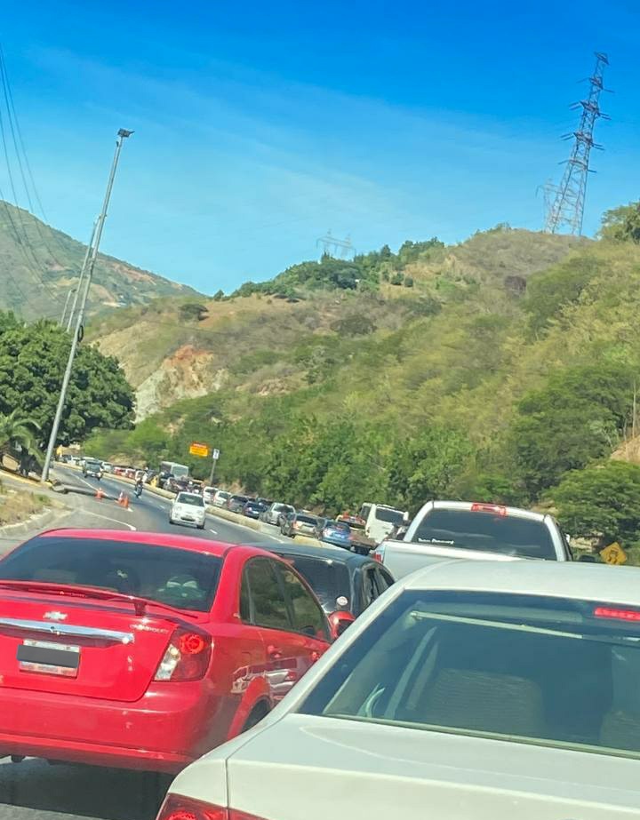 FMCENTER's tweet photo. Autopista Caracas-La Guaira - Se encuentra con fuerte retraso bajando para superar Boquerón I, debido a la afluencia de vehículos. 11:55a.m #TrafficCenter https://t.co/kEysHdmzel