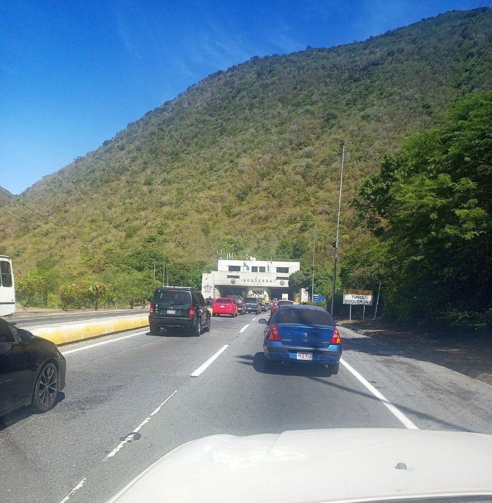 FMCENTER's tweet photo. Autopista Caracas-La Guaira - Se encuentra con fuerte retraso bajando para superar Boquerón I, debido a la afluencia de vehículos. 11:55a.m #TrafficCenter https://t.co/kEysHdmzel