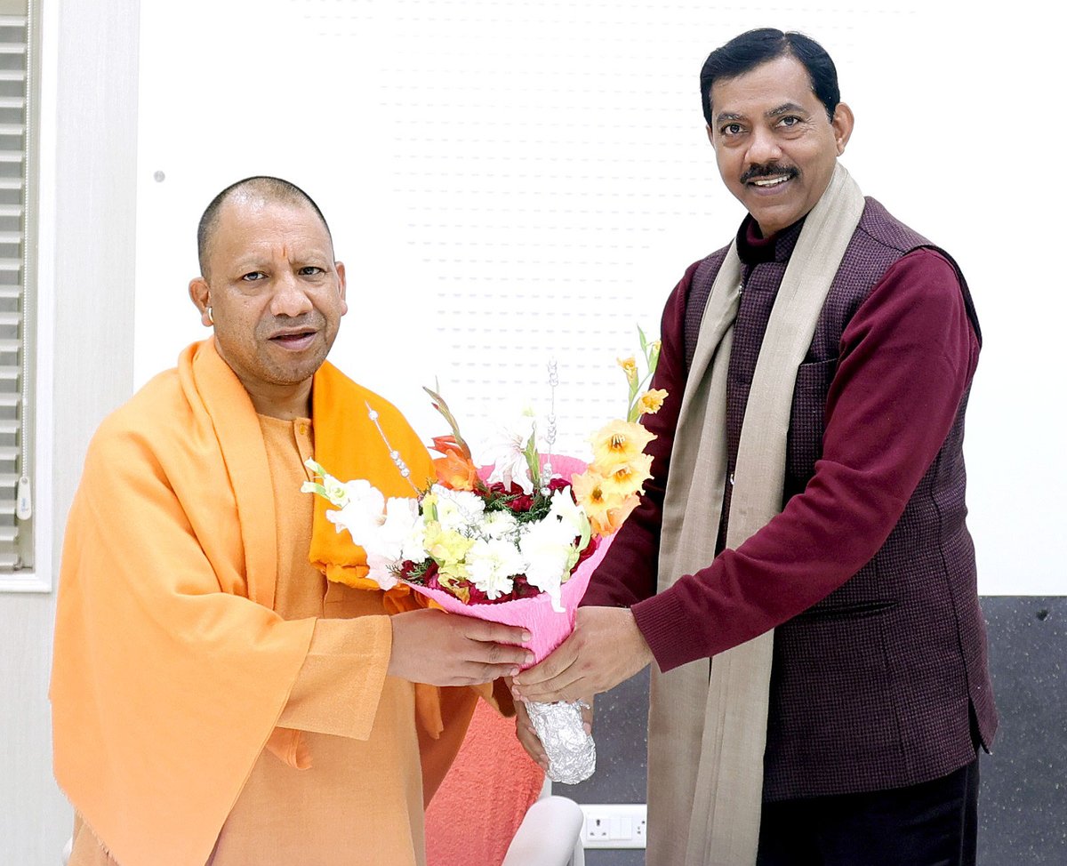 मुख्यमंत्री श्री @myogiadityanath जी महाराज से आज लखनऊ में जनपद फतेहपुर के अयाह शाह विधान सभा क्षेत्र से माननीय विधायक श्री विकास गुप्ता जी ने शिष्टाचार भेंट की। इस अवसर पर महाराज जी को उन्होंने नववर्ष 2024 की बधाई एवं शुभकामनाएं प्रेषित कीं। @VikasguptaMLA