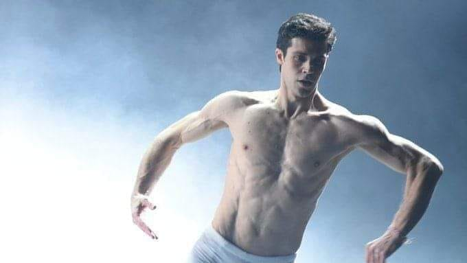 Roberto Bolle e l’assurda decisione della Rai di cancellare Danza con me. Il danzatore più bravo e famoso del mondo, un etoile che tutto il mondo ci invidia, sono sconcertata.  La ragione è che per la dx il “vero” maschio italico non balla, secondo la visione medievale di questo