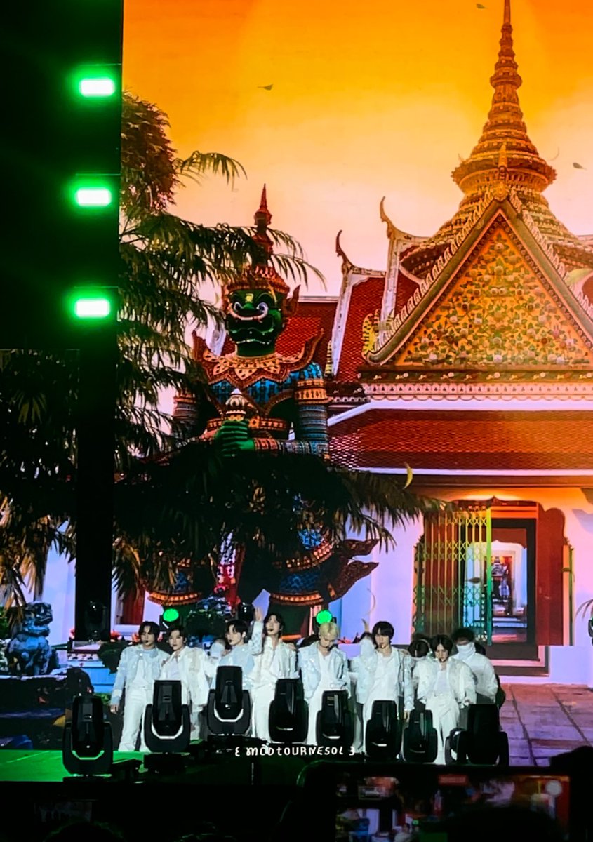 mcdtournesol's tweet photo. ใครเป็นคนเลือกรุปข้างหลังไม่รุ้ แต่ 5555555555555 เอนดุมากอะ น้องดรีมเต้นโน้ตพัง กับวัดดังของไทย 🥺 https://t.co/CZ2pPCCXLN