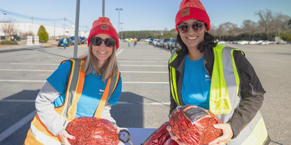 SmithfieldFoods's tweet image. From food distribution events to holiday ham giveaways to toy drives, our employees proudly made the holidays a little brighter for their neighbors, friends and community members this year. Our people took our mission into our communities, and we could not be prouder.