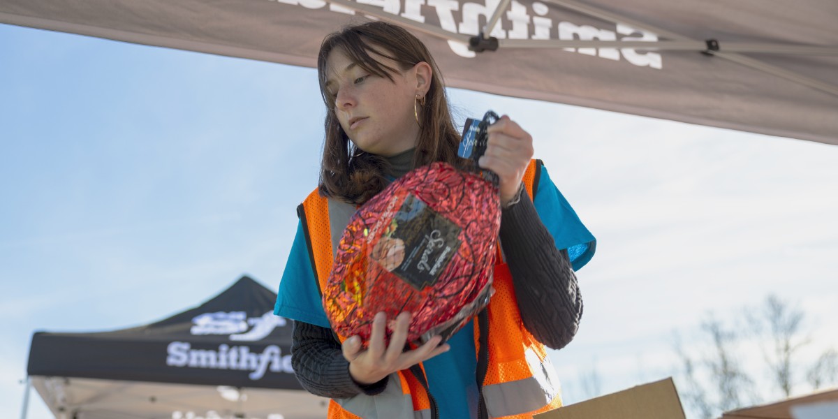 SmithfieldFoods's tweet image. From food distribution events to holiday ham giveaways to toy drives, our employees proudly made the holidays a little brighter for their neighbors, friends and community members this year. Our people took our mission into our communities, and we could not be prouder.