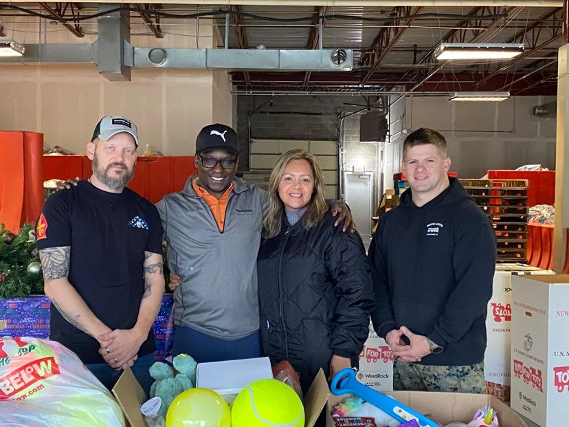 SmithfieldFoods's tweet image. From food distribution events to holiday ham giveaways to toy drives, our employees proudly made the holidays a little brighter for their neighbors, friends and community members this year. Our people took our mission into our communities, and we could not be prouder.