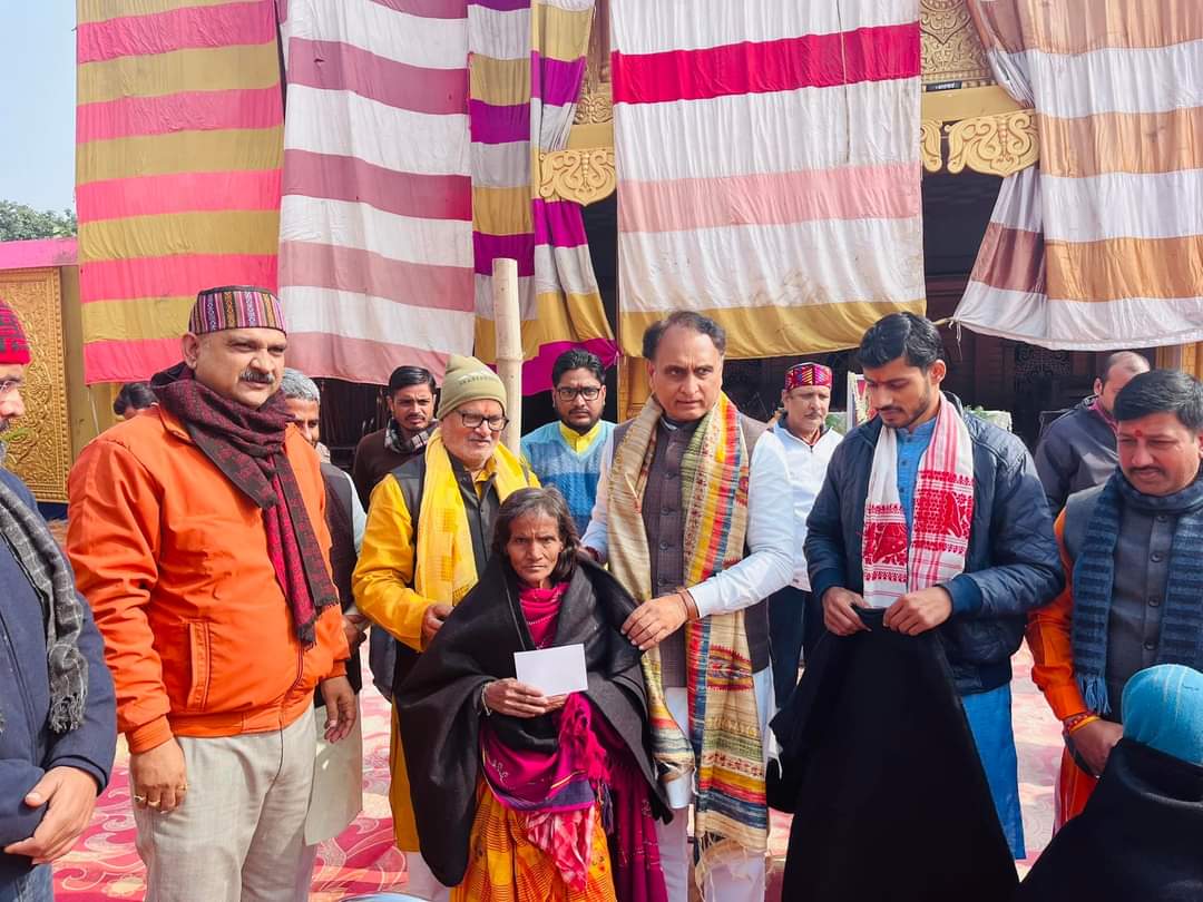 JhaRahul_Bihar's tweet photo. हमारी पूजनीय माता जी स्व० साधना झा जी के चौथे पुण्यतिथि पर उनके स्मृति शेष में हमारे गृह क्षेत्र भागलपुर में आयोजित श्रद्धांजलि कार्यक्रम में पधारे राज्य सभा सांसद श्री @RakeshSinha01 जी एवं एक परिवार के रूप में भागलपुर भाजपा जिला अ���्यक्ष के साथ सम्मिलित हुए जिला भाजपा के सभी पदाधिकारीगण/कार्यकर्ताओं का धन्यवाद ।
@blsanthosh