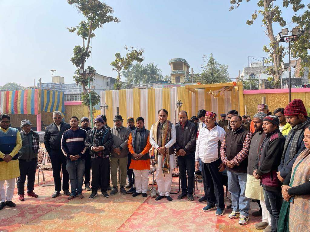 JhaRahul_Bihar's tweet photo. हमारी पूजनीय माता जी स्व० साधना झा जी के चौथे पुण्यतिथि पर उनके स्मृति शेष में हमारे गृह क्षेत्र भागलपुर में आयोजित श्रद्धांजलि कार्यक्रम में पधारे राज्य सभा सांसद श्री @RakeshSinha01 जी एवं एक परिवार के रूप में भागलपुर भाजपा जिला अ���्यक्ष के साथ सम्मिलित हुए जिला भाजपा के सभी पदाधिकारीगण/कार्यकर्ताओं का धन्यवाद ।
@blsanthosh