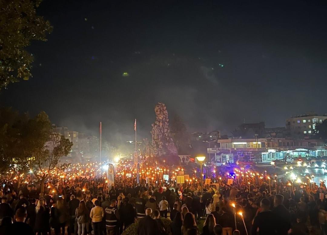 Canlı canlı gömdünüz bizi. Bilerek ve isteyerek, daha fazla rantınız için…
#isiasolasıkast 
#isiasortakdavamız