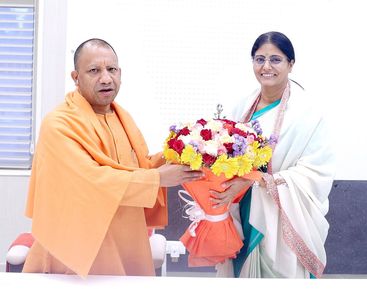 मुख्यमंत्री श्री @myogiadityanath जी महाराज से आज लखनऊ में अपना दल (एस) की राष्ट्रीय अध्यक्ष एवं मा. केंद्रीय राज्य मंत्री श्रीमती अनुप्रिया पटेल जी ने शिष्टाचार भेंट की। @AnupriyaSPatel