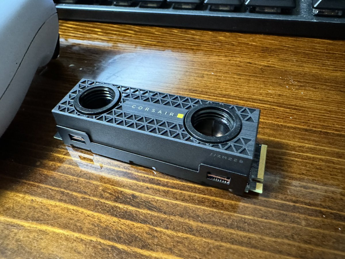 low_aal's tweet photo. コルセアのMP600 PRO XT 4TBを取り付け。この穴は、水冷用と買ってから気づく。
高さがありすぎて、ギリギリでした。

#nzxt #H7elite #z790 #rtx4090 #13900kf #kraken360 #lianli #dominator #corsairdominatorplatinum #corsair https://t.co/mcEdRdhL1C