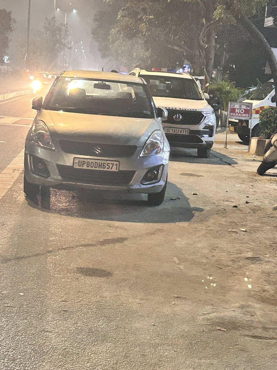sunjaykumaar's tweet photo. @dtptraffic please take action against wrong parking at Pushpaanjali hospital Anand Vihar. https://t.co/Ih3L4wFSdQ