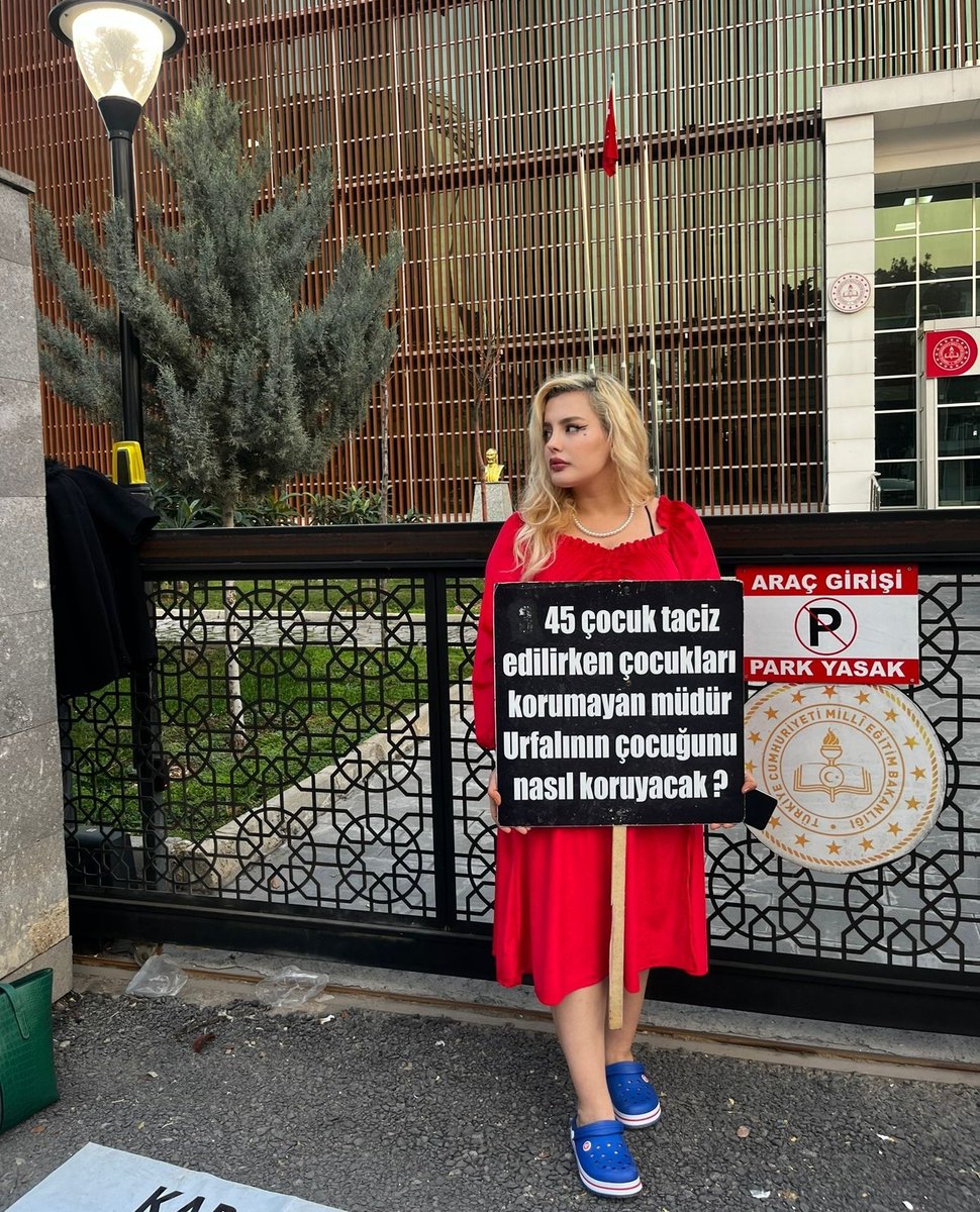 gizeminecetiner's tweet photo. Bugün çocuklarımız için tuttuğum Adalet Nöbetinin 115. Günüydü.

Bütün çocuklar bizimdir.
BENİM ÇOCUĞUMUN BAŞINA GELMEDİ DEME!
45 ÇOCUK DA SENİN ÇOCUĞUN..
GÖRDÜĞÜMÜZ HER ÇOCUĞU ANNE-BABASI GİBİ SAHİPLENMEK ZORUNDAYIZ..
#Urfa #ensarvakfi #astor #altin #borsa #bist100 #OguzhanToksunTutuklansın @fatihportakal @dogansenturk