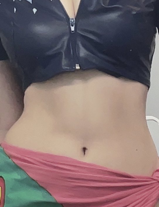 My belly button is in the shape of <a href="/Tesla/">Tesla</a>’s logo

#cosplay #onepiece