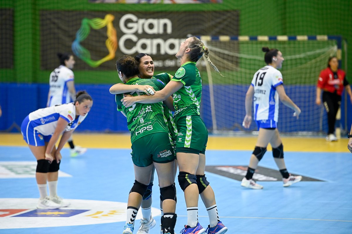 BMRemudas's tweet photo. 🤩 ¡𝑬𝑸𝑼𝑰𝑷𝑶 𝑺𝑰𝑬𝑴𝑷𝑹𝑬! 🤩

Se puede sumar de muchas formas, ¡y ellas siempre saben hacerlo! ¡tanto en el banquillo como dentro en la pista! 💪 https://t.co/jz7pkOjmIu