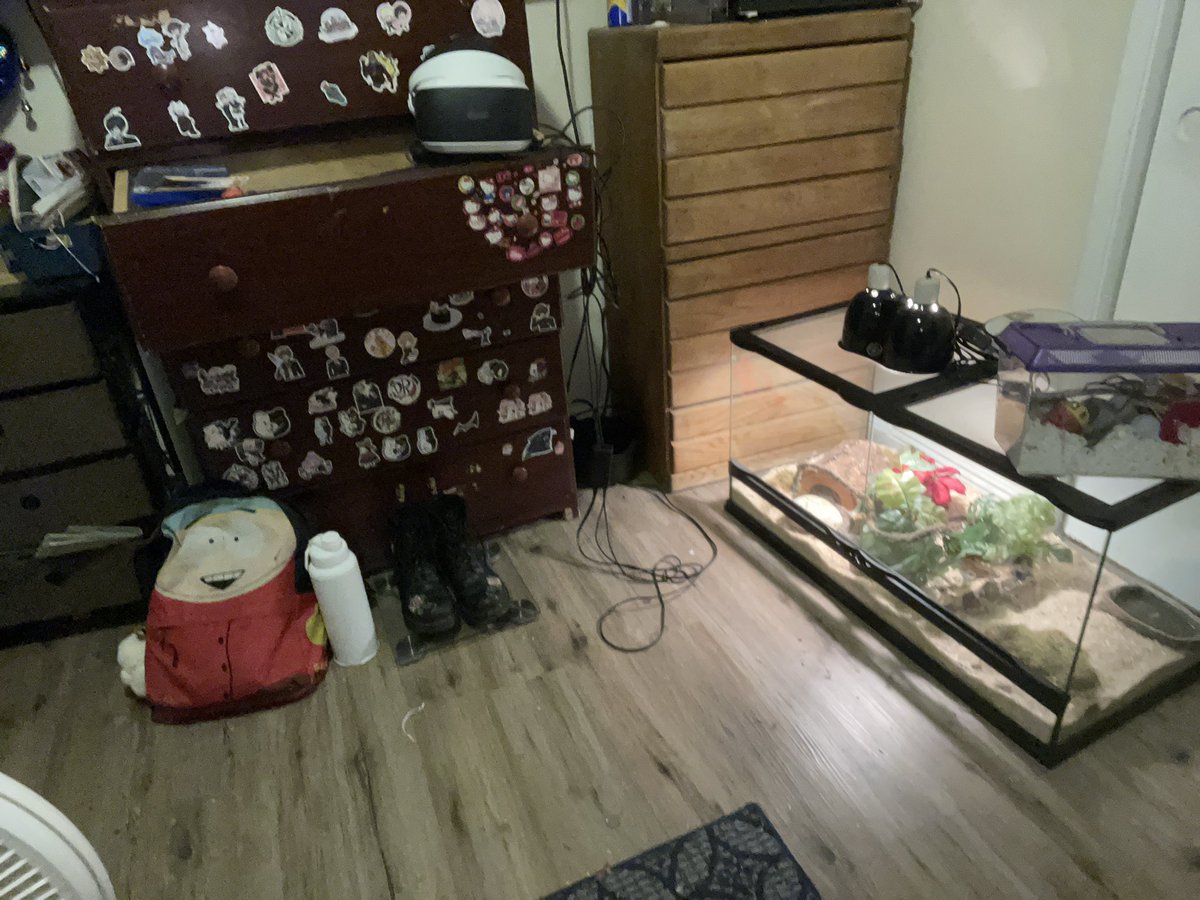 WatermelonShar3's tweet photo. My room no longer looks like yaachans, no lie https://t.co/Cf2wIhFYMH