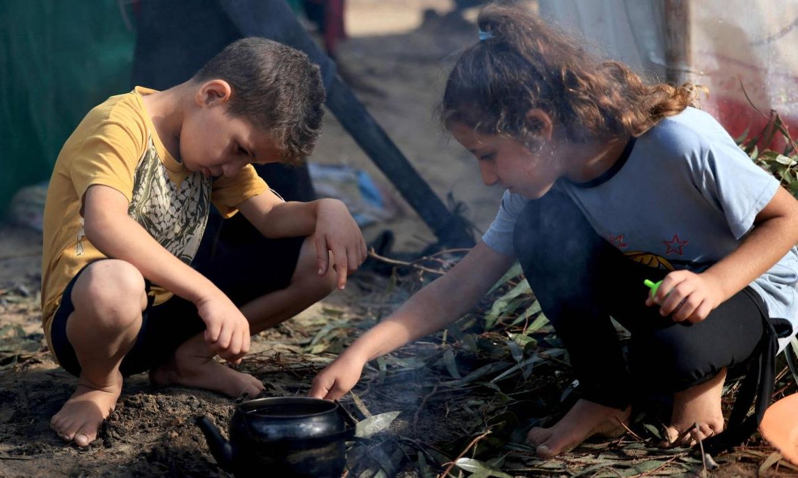 opinionmediatic's tweet photo. Gaza entró rápidamente en una espiral de catástrofe humanitaria cuando comenzó la guerra porque ya llevaba muchos años sumida en una profunda crisis.
Israel y Egipto impusieron un bloqueo al territorio después de que Hamas tomara el poder en 2007, cortando en gran medida la actividad económica de Gaza con el mundo exterior. El bloqueo hizo que hasta el 80 por ciento de los habitantes de Gaza dependieran de la ayuda humanitaria incluso antes de la guerra, dijo la ONU.
