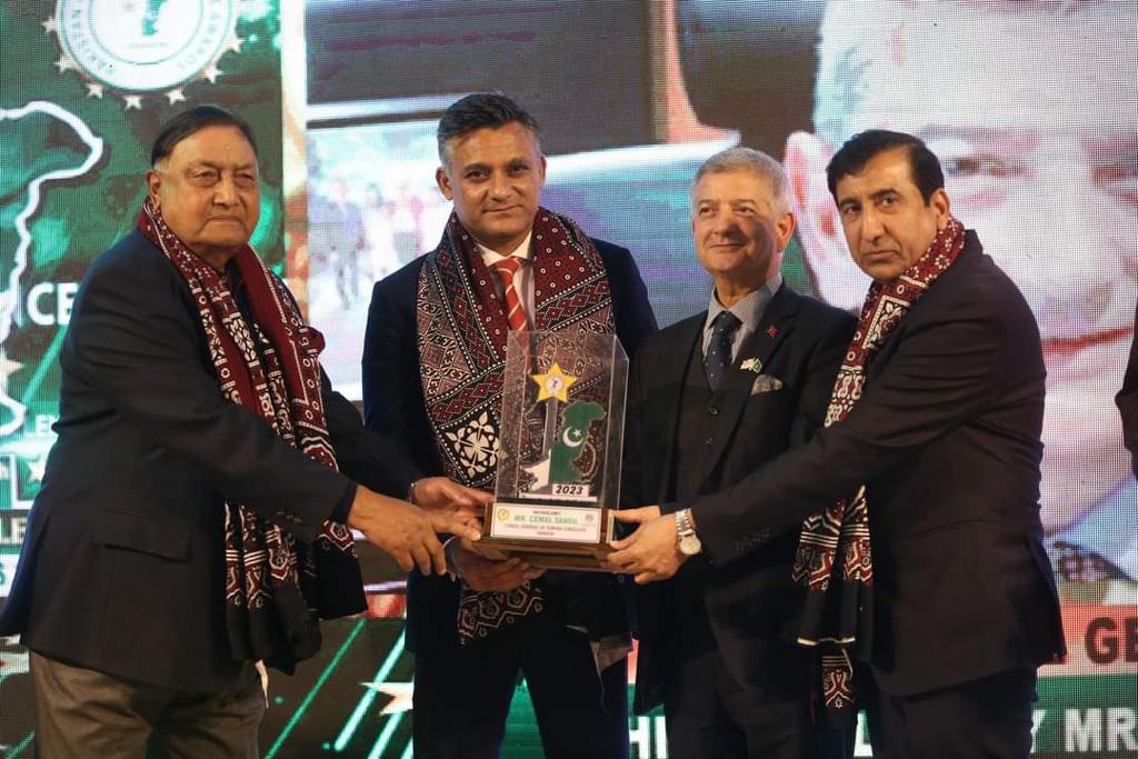 PTANews_'s tweet photo. #PakistanExcellenceAward was graciously awarded to Turkish Consul General, @CemalSangu by Federal Education Minister, Madad Ali Sindhi & Sindh Culture Minister, Junaid Ali Shah. While receiving award, he committed to always stand with Pakistan.
@TCKaraciBK
#TwoStatesOneNation🇹🇷🇵🇰 https://t.co/qFqgLwSeHB