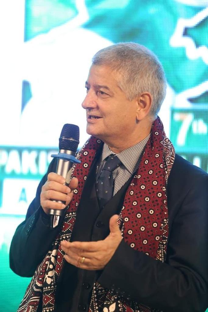 PTANews_'s tweet photo. #PakistanExcellenceAward was graciously awarded to Turkish Consul General, @CemalSangu by Federal Education Minister, Madad Ali Sindhi & Sindh Culture Minister, Junaid Ali Shah. While receiving award, he committed to always stand with Pakistan.
@TCKaraciBK
#TwoStatesOneNation🇹🇷🇵🇰 https://t.co/qFqgLwSeHB