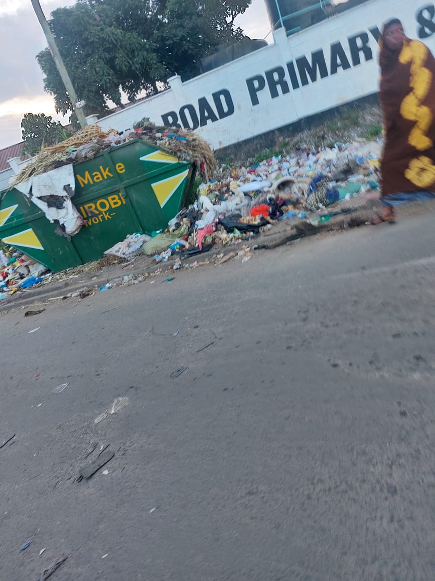 mwasslewi's tweet photo. @dngkenya @SakajaJohnson this bin on Mbagathi Road is an eye and nose sore, right at the entrance of the school. The kids now have to walk on the road to access the school gate as the bin and trash is blocking the pavement. The trash has not been collected for days. Hii haiwork. https://t.co/qzBQKZWMJq