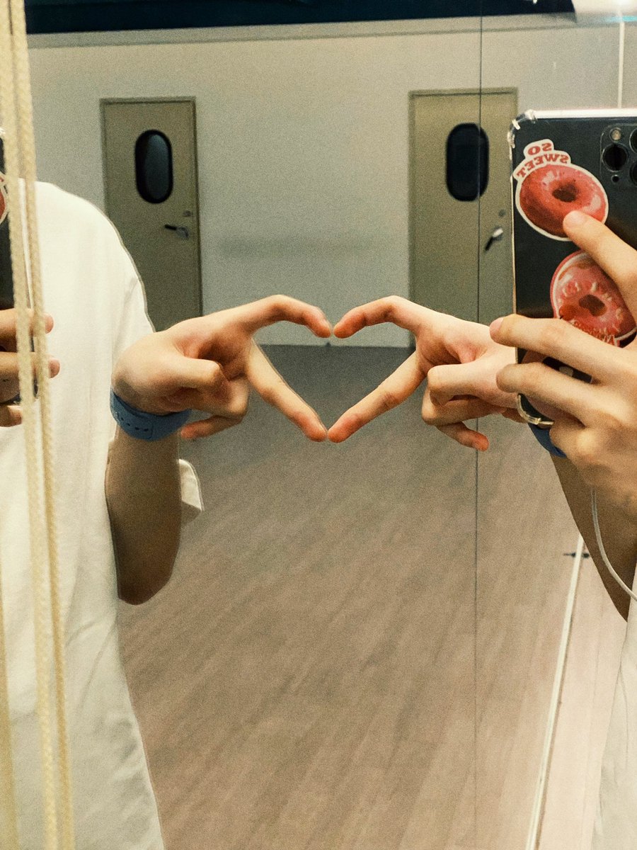 realgaeiE's tweet photo. MZ 한빈이 거울하트! (넘 ㄱㅇㅇ//// https://t.co/Aj7iHusF3D
