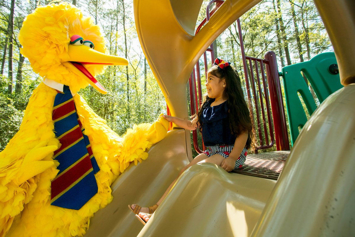 sesamejapan's tweet image. 子どもたちは遊びを通じて最もよく学びます。そして、「楽しい！」と思うことが大人との絆や繋がりを深めます。子どもたちの生活の中に、「楽しい！」と感じる遊びの時間をたくさん作りましょう。

#CaringforKids #SesameWorkshop