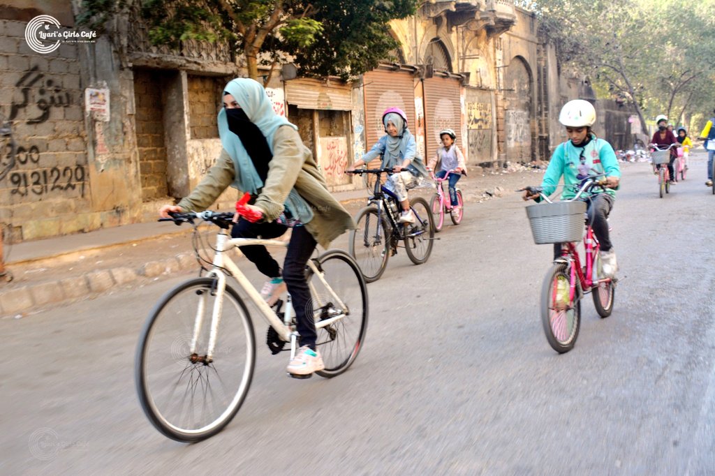 Lyari_GirlsCafe's tweet photo. A vibrant parade of enthusiastic girls proudly cycling for a sustainable future. Eco-friendly practices and how cycling contributes to a cleaner environment.
Promote a healthy lifestyle. Let's pedal together towards a greener, healthier, and happier community! https://t.co/8kkQni7bdA
