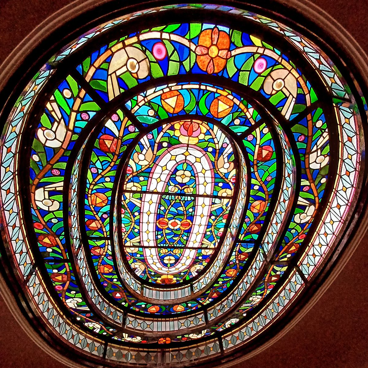 VicGalloway's tweet photo. Budapest... ❤️
#budapest #boldogujevet #hungary #art #architecture #beauty #colour #shapes #stainedglass #roofs #bridges #ceilings #ruinbar #ruinbarsbudapest #staircase #vicgalloway https://t.co/4bC2G0inV8