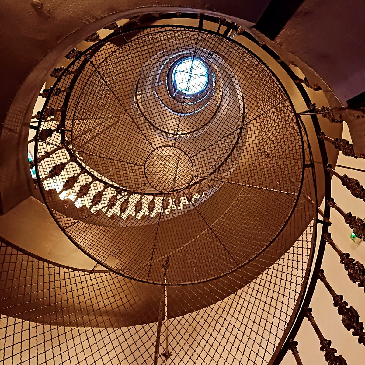 VicGalloway's tweet photo. Budapest... ❤️
#budapest #boldogujevet #hungary #art #architecture #beauty #colour #shapes #stainedglass #roofs #bridges #ceilings #ruinbar #ruinbarsbudapest #staircase #vicgalloway https://t.co/4bC2G0inV8