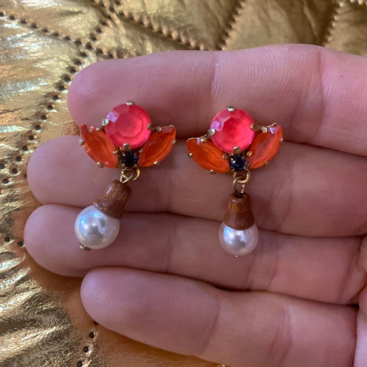 Hello 2024! We still have an EXTRA 15% OFF our #SAMPLESALE this week. The perfect opportunity to purchase our handmade #jewellery at a fantastic price!  ✨vickisarge.com 
#handmadeuk  #VICKISARGE  #accessorieslover #glamour #luxurycostumejewellery  #januarysales #sale