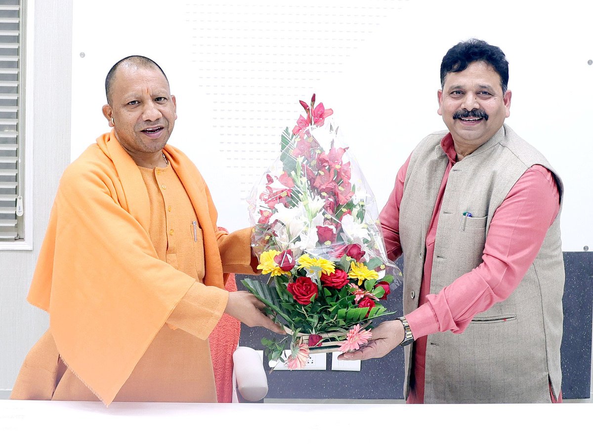 मुख्यमंत्री श्री @myogiadityanath जी महाराज से आज लखनऊ में उत्तर प्रदेश सरकार में माननीय स्टाम्प व न्यायालय शुल्क तथा पंजीयन, राज्यमंत्री (स्वतंत्र प्रभार) श्री रवीन्द्र जायसवाल जी ने शिष्टाचार भेंट की। @RavindraMoS_IC