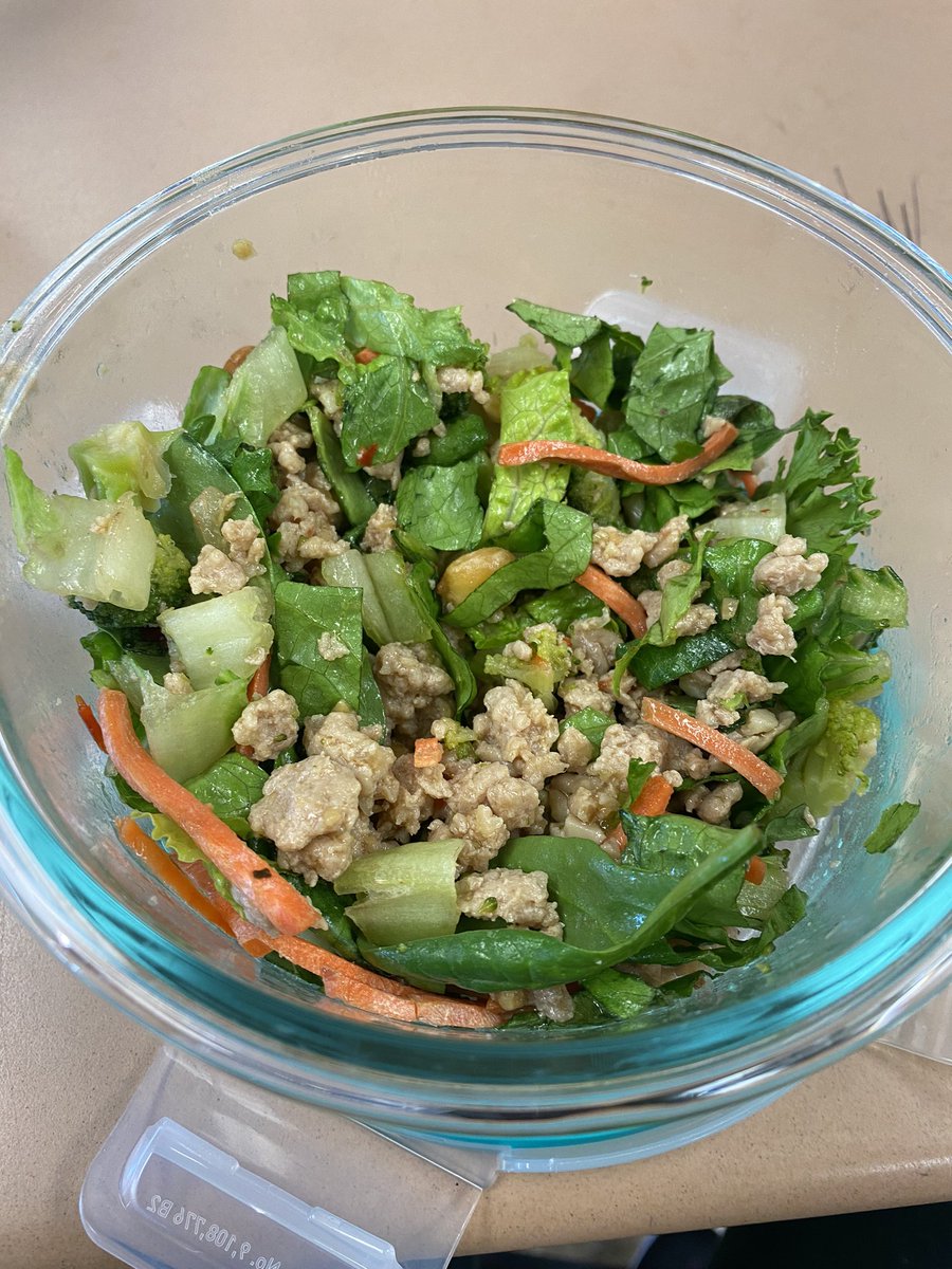 gmbellom's tweet photo. Lunch today: ground honey and Siracha chicken over a bed of lettuce and veggies with a TB of peanuts. WW points: 8 points. #weightwatchers #healthyrecipes #weightlossjourney #healthyfood https://t.co/xpvJnVGtT2