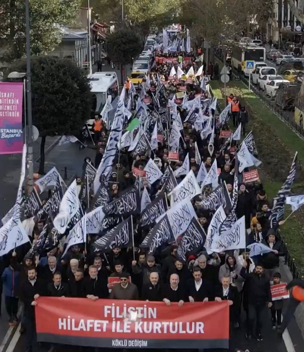 @__mervecan_ @ogzc1k @engincantekinn Filistin ile alakası yok zaten, sadece kılıf olarak kullanıyorlar filistini ayrıca filistin ve şehitler için yürüdük dedikleri eylemde bakarmısın bir tane filistin veya türk bayrağı varmı 😃