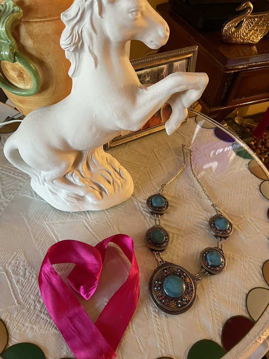 Lauroraluce's tweet photo. È arrivato un regalo 💝 per me da Istanbul … sono commossa e grata. #amicamia 🛍️🎀💕💞💓💗💝💘💖 https://t.co/aBJTiihLfC