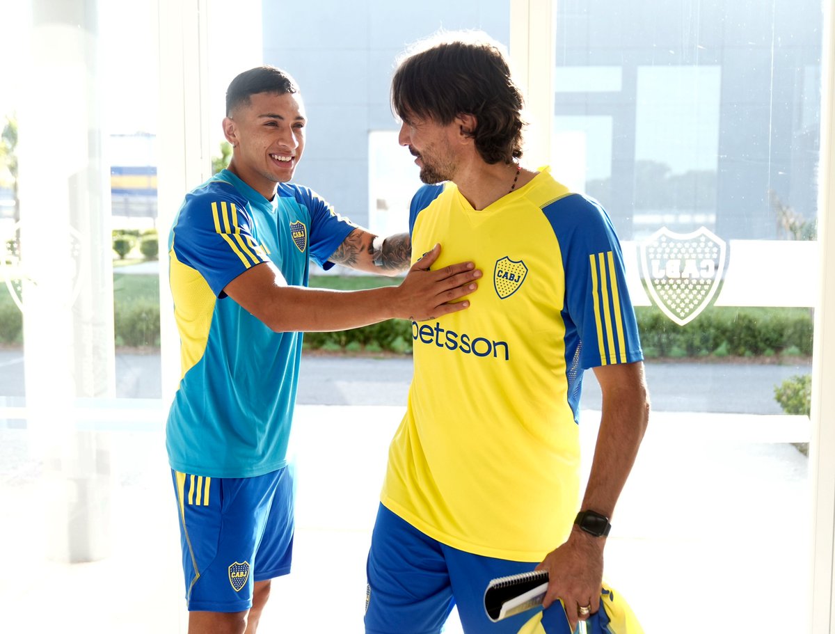BocaJrsOficial's tweet photo. ¡Bienvenido a @BocaPredio, Diego! ⚽💙💛💙 https://t.co/SAJpMPBCAN