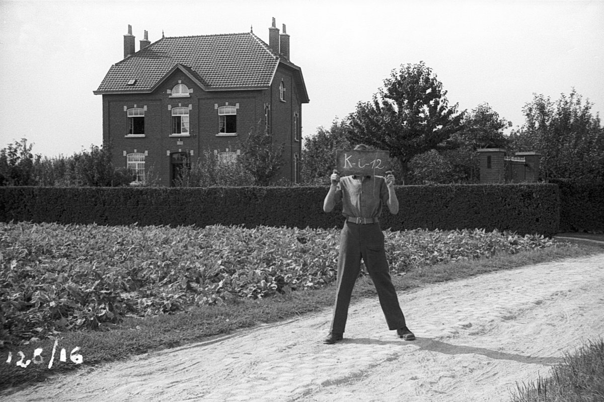 BohdanBobrowski's tweet photo. Podróży po Belgii w roku 46 ciąg dalszy: u nas zima, a tam lato w pełni. Mężczyzna z parcianym pasem, inny z łopatą obwiązany białą chustą, reklama kuchni elektrycznych na transformatorze w #Lasne, staroświecka ciężarówka i znak by nie chodzić po torach:
https://t.co/LZ445DpTxt https://t.co/KFxZjELGlX