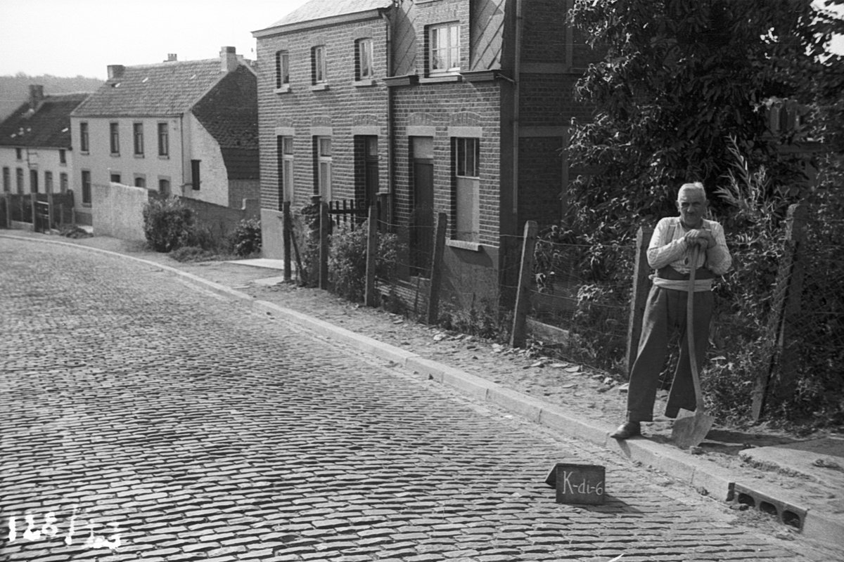 BohdanBobrowski's tweet photo. Podróży po Belgii w roku 46 ciąg dalszy: u nas zima, a tam lato w pełni. Mężczyzna z parcianym pasem, inny z łopatą obwiązany białą chustą, reklama kuchni elektrycznych na transformatorze w #Lasne, staroświecka ciężarówka i znak by nie chodzić po torach:
https://t.co/LZ445DpTxt https://t.co/KFxZjELGlX
