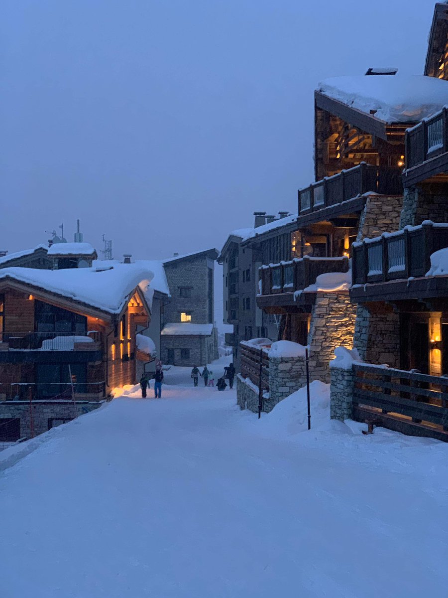 simplyvaldisere's tweet photo. After an overcast day, light snow is now 
falling again this evening. #frenchalps 
#simplyvaldisere #skiholiday #winterwonderland 
#chaletholiday #contactustobook #tignes #mountainlife
#snowfall #skiresort https://t.co/3o0Y8VYwD3