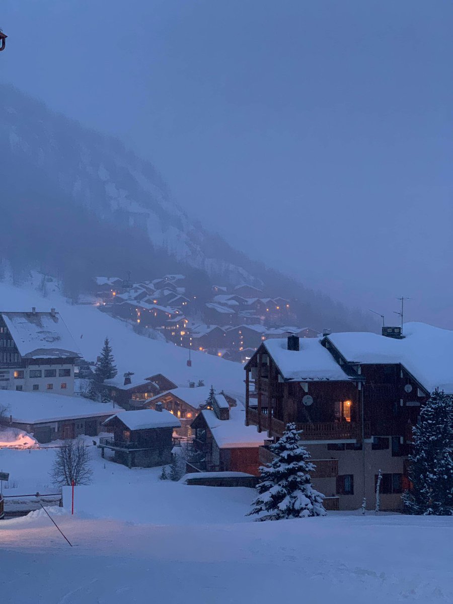 simplyvaldisere's tweet photo. After an overcast day, light snow is now 
falling again this evening. #frenchalps 
#simplyvaldisere #skiholiday #winterwonderland 
#chaletholiday #contactustobook #tignes #mountainlife
#snowfall #skiresort https://t.co/3o0Y8VYwD3