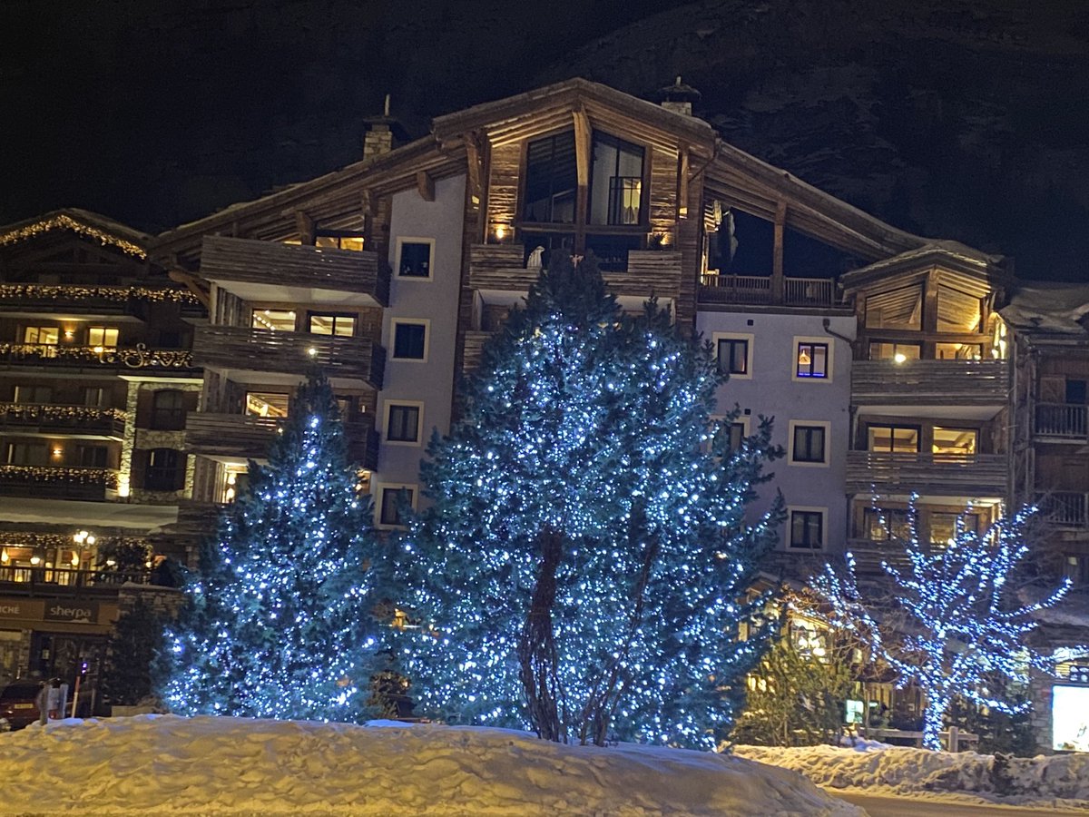 simplyvaldisere's tweet photo. After an overcast day, light snow is now 
falling again this evening. #frenchalps 
#simplyvaldisere #skiholiday #winterwonderland 
#chaletholiday #contactustobook #tignes #mountainlife
#snowfall #skiresort https://t.co/3o0Y8VYwD3