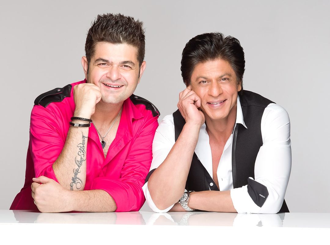 #Exclusive Charming pic featuring Shah Rukh Khan and Dabboo Ratnani 📷✨

Megastar 𝗦𝗛𝗔𝗛 𝗥𝗨𝗞𝗛 𝗞𝗛𝗔𝗡 is looking so adorable here.🔥💙

@iamsrk #NewYearWithDunki #Jawan #Pathaan #DunkiBlockbuster #SRK #Dunki #KingKhan #ShahRukhKhan