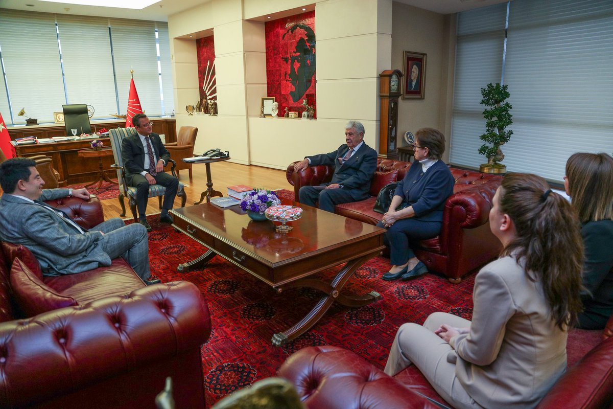 eczozgurozel's tweet photo. Türk Hukuk Kurumu Başkanı Nail Gürman ve beraberindeki heyet ile Genel Merkezimizde bir araya geldik. https://t.co/6xJQ9ua1J1