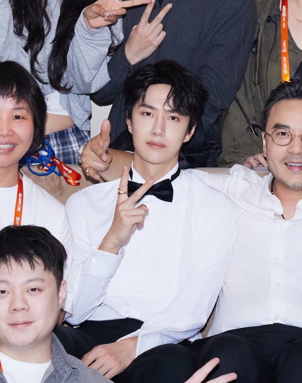 baixianq's tweet photo. ตายห่า ไม่ว่าอะไรจะเกิดขึ้น ใครจะทำอะไรไม่รู้ เขาหล่ออยู่คนเดียว นั่งทิ้งตัว ไม่เกร็ง สบายๆ ไม่แอ้ก ยกนิ้วขึ้นมาสองนิ้ว ยิ้มให้กล้องเล็กน้อยพอประมาณไม่เว่อมาก แค่นี้ทำคนตาย จังหวะวางมือไว้ที่ขาอีก มึง เขาไม่ได้คิดมาเลย เขาทำโดยธรรมชาติ เกิดมาแล้ววางมาดเป็น เขาเท่แต่เกิดแล้วอะ https://t.co/SfSC7XXUEj