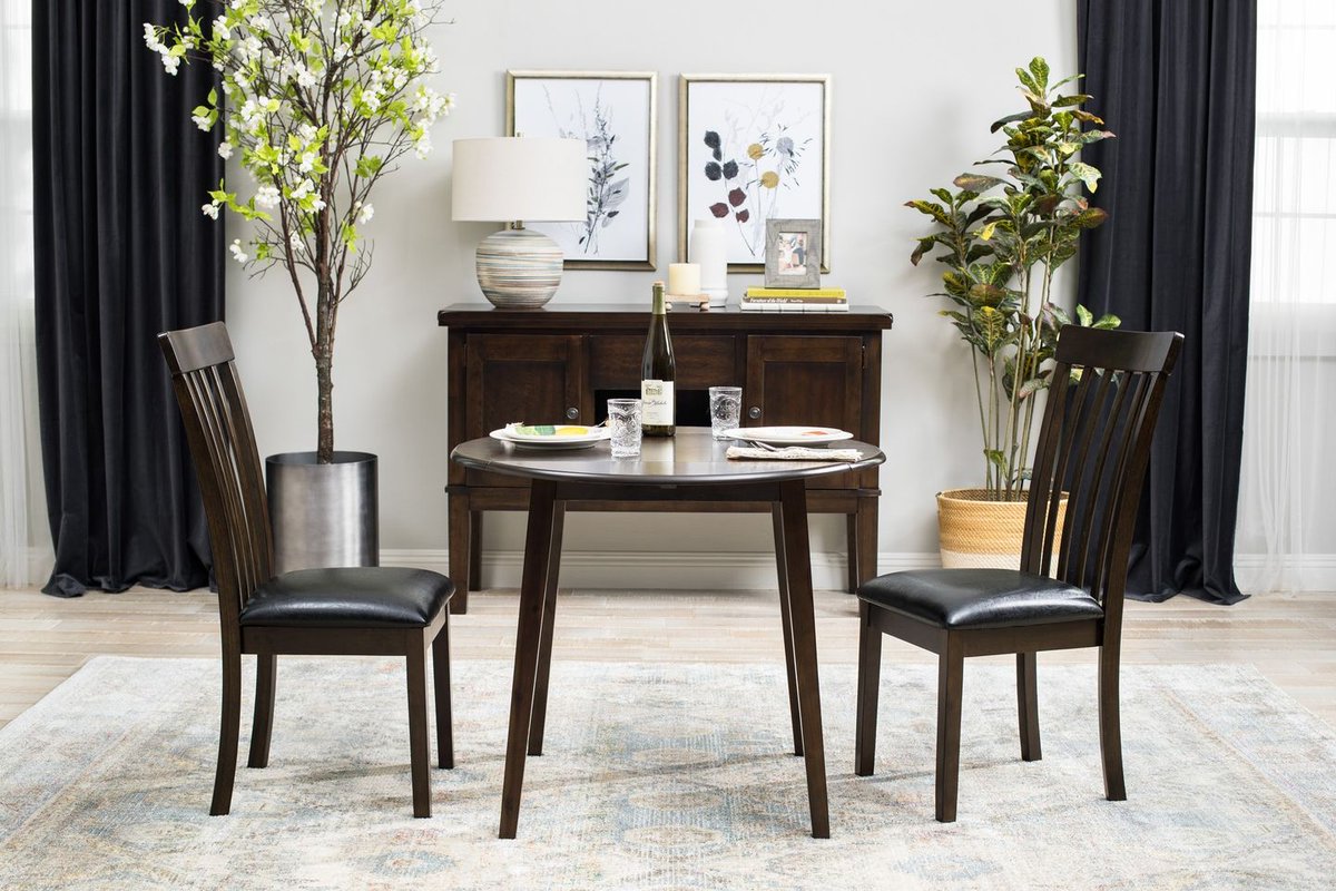 A small table that makes a big impression 🌟 🤩 

Shop this little beauty and many more looks during our End of Season Clearance going on now!