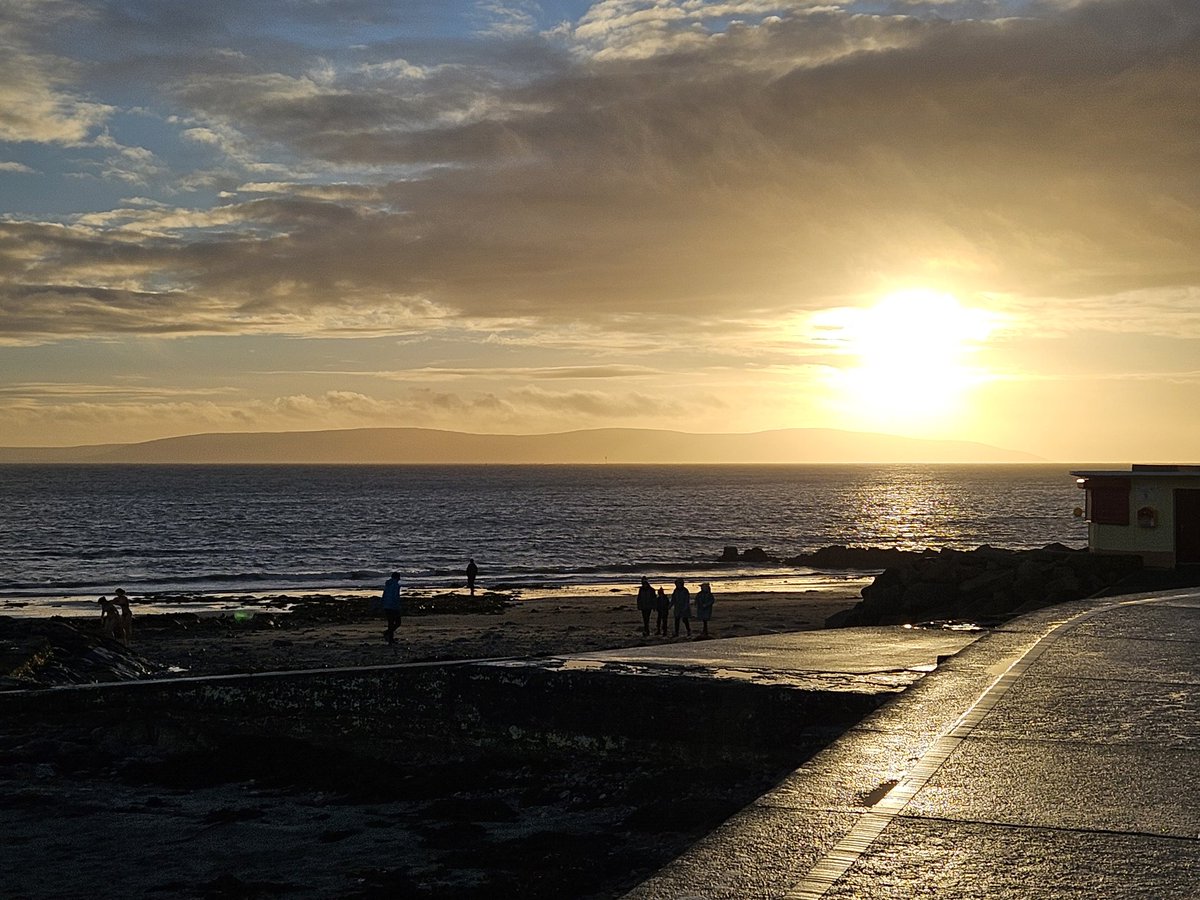 CloHiggins's tweet photo. Right, lets give this a go again this year 🙌

 Day #2 of #100DaysofWalking 🚶‍♀️ 

If the scenery remains like this there’ll be no probs doing the other 98 days!💕

#Salthill #Galway #NewYear2024 #walking https://t.co/RBbCKns05A