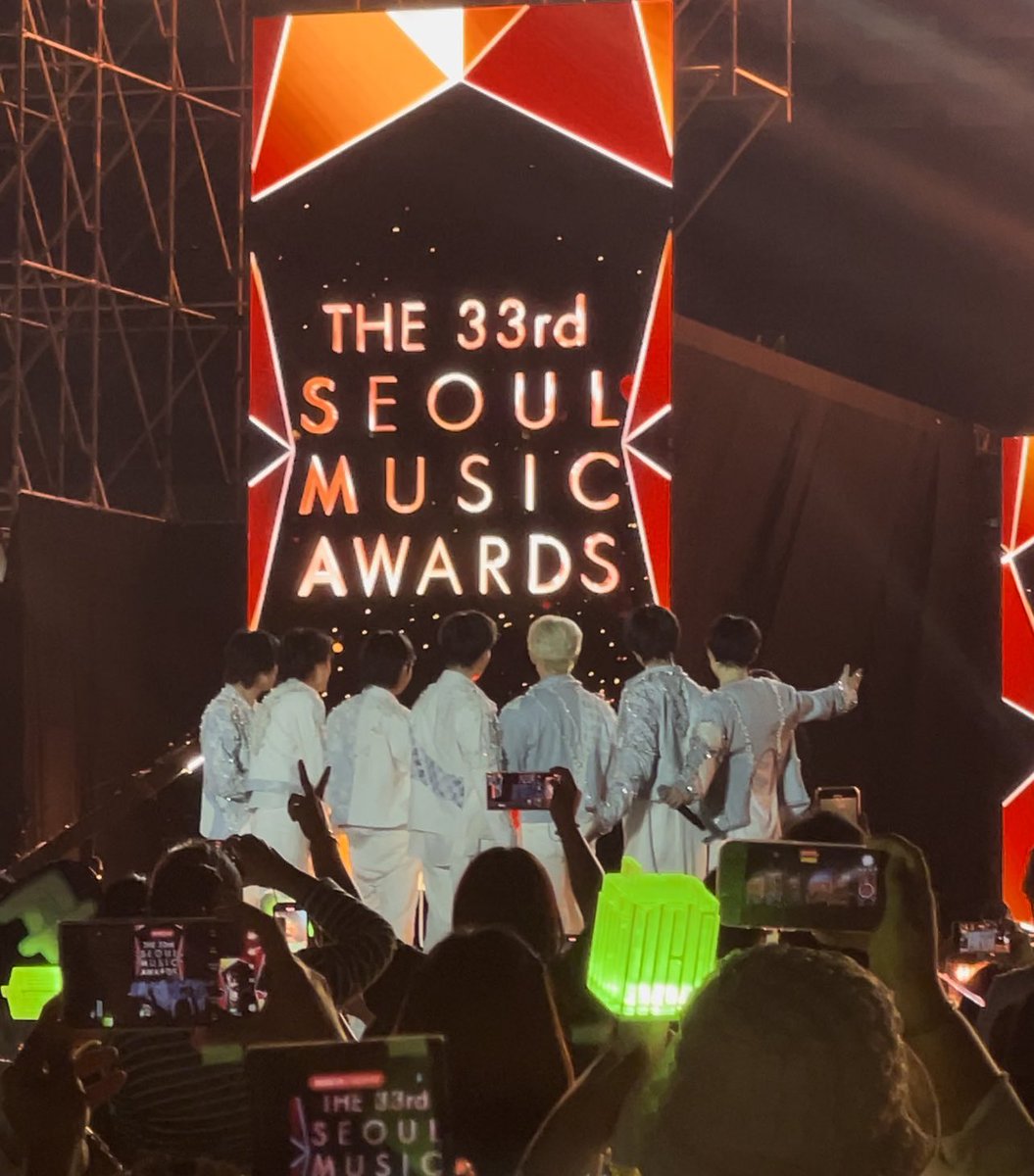 two different angles of dreamies with their award