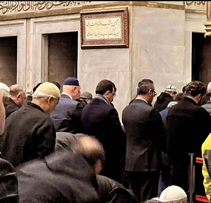 Ekremciğim İmamoğlu Seçime 89 gün kala seçim çalışmalarına başlamış 😂 4 buçuk yıl sonra 'Köprüden Geçene Kadar NAMAZ' Sloganıyla Camide görünmeye başladı 😂 -- Filistin Kamu Evlilikte 25 Fulya LA GALİBE İLLALLAH Hilafet Kelime-i Tevhid Serpme Adıyaman Cumhurbaşkanı Erdoğan