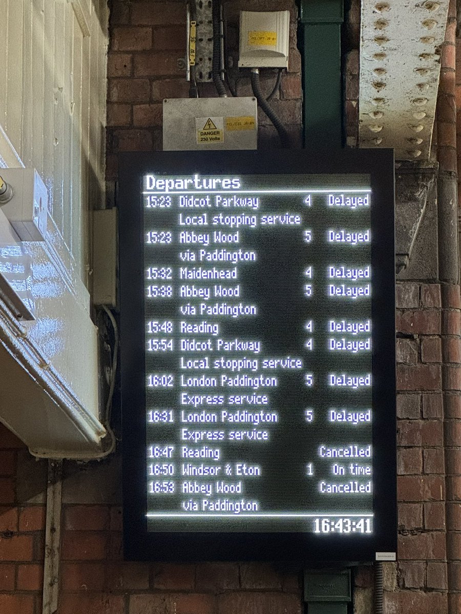 Gabrielamcfok's tweet photo. So I’m not going to be able to go back to Reading until 1830 which will be pack full of people from London because of the overhead wiring. 
Again. https://t.co/tQyp6xIPYY