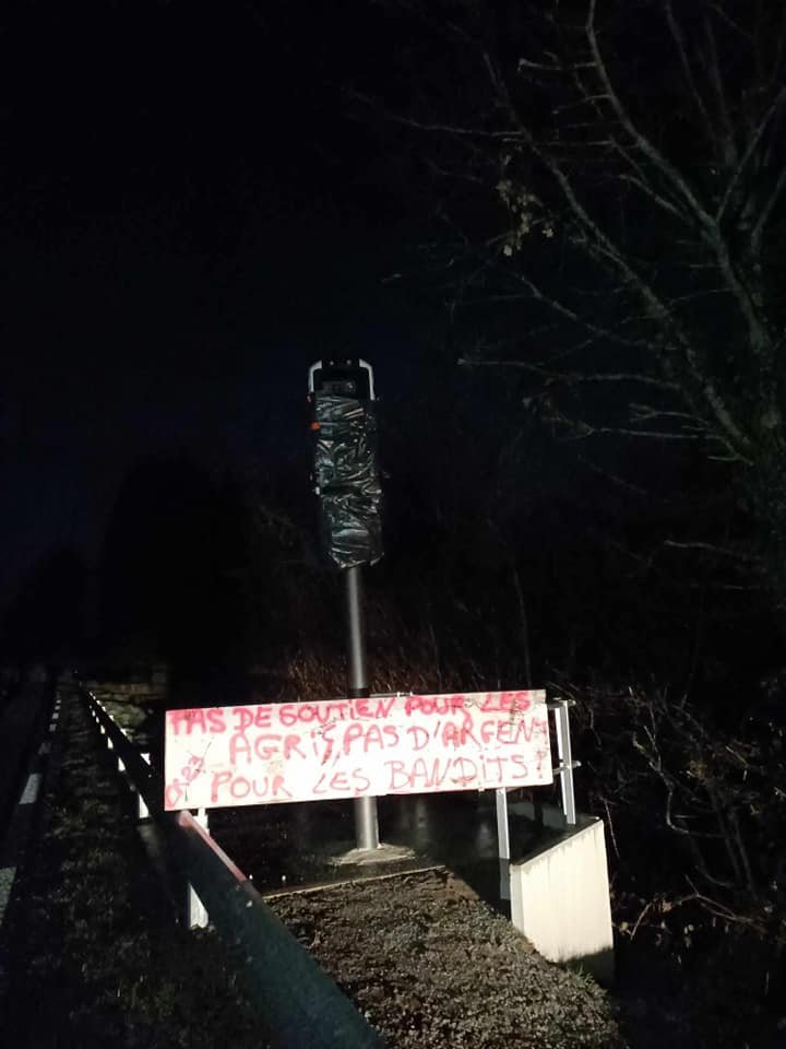 AnonymeCitoyen's tweet photo. Après avoir retourné près de 15 000 panneaux de commune à travers la France, les #agriculteurs commencent à bâcher les radars comme ici dans la Creuse pour dénoncer la crise du secteur : hausse des taxes et charges, accords de libre échange, retards dans le versement des aides... https://t.co/hmDxAt6oNI